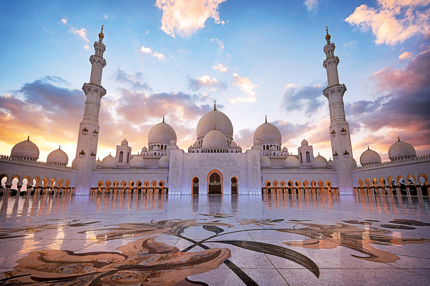 Sheikh Zayed Grand Mosque in Abu Dhabi at sunset