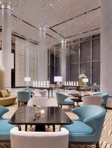 Niccolo Chengdu lobby lounge with blue armchairs and marble tables